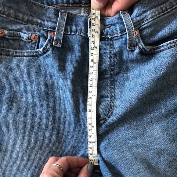 womens 26, Levi’s Wedgie skinny jeans. Distressed with frayed hems. Light wash - Picture 4 of 6
